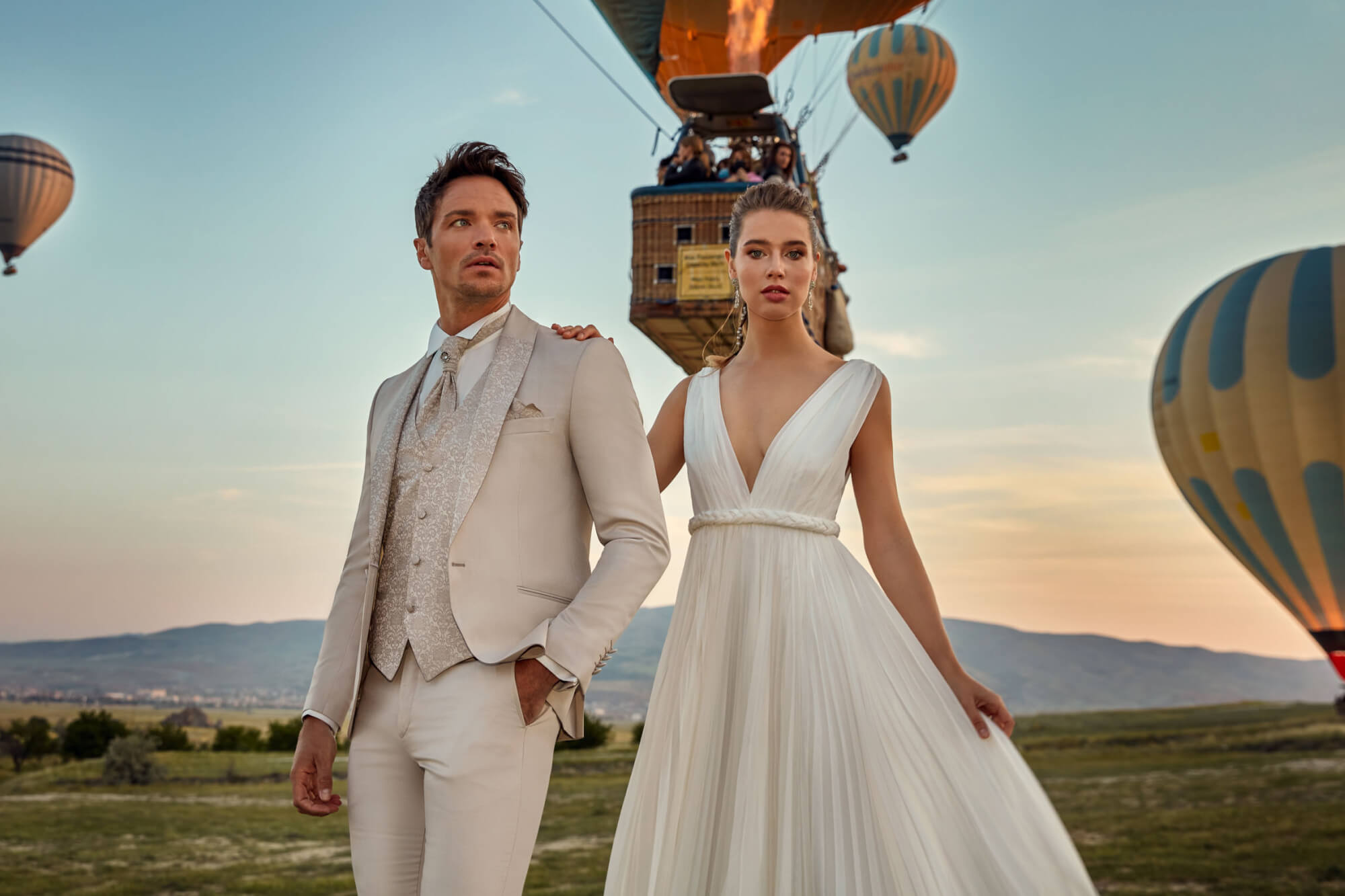 Brautpaar Brokatanzug Beige