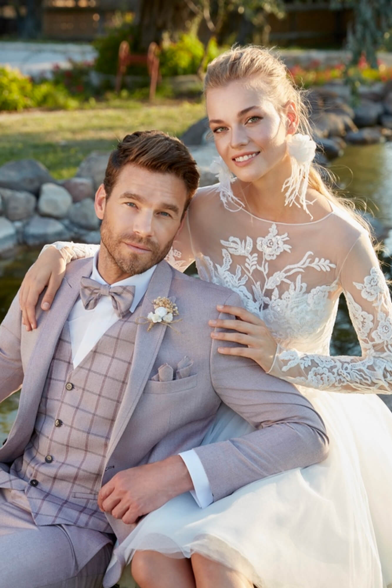 Brautpaar mit Kleid und Anzug